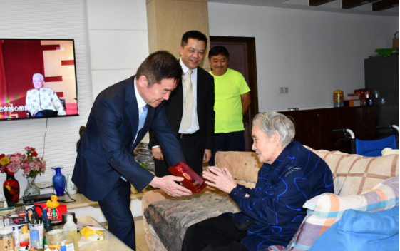 省皇家国际集团发放庆祝中华人民共和国建设70周年岁念章 - 皇家国际