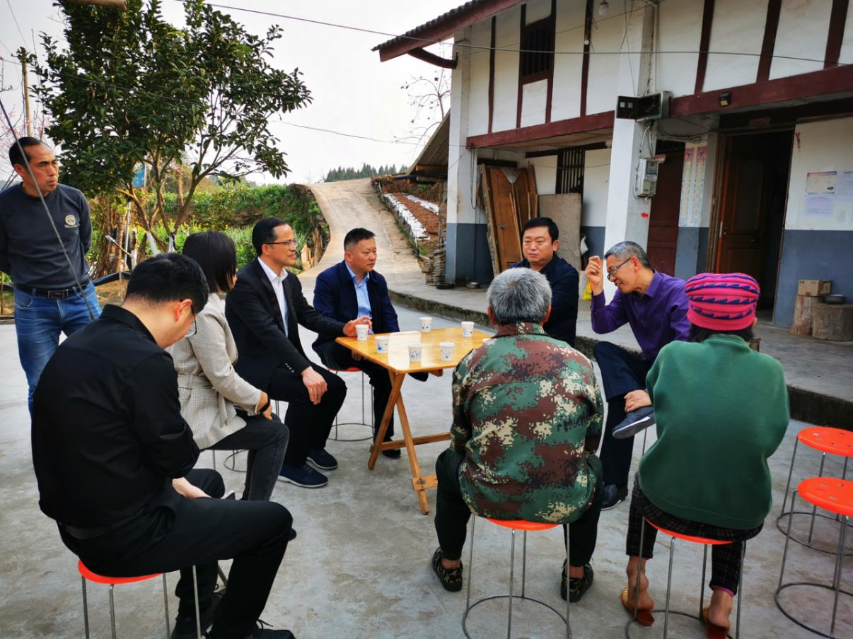 皇家国际集团党委副书记、董事陈日到邓家沟村开展帮扶事情 - 皇家国际
