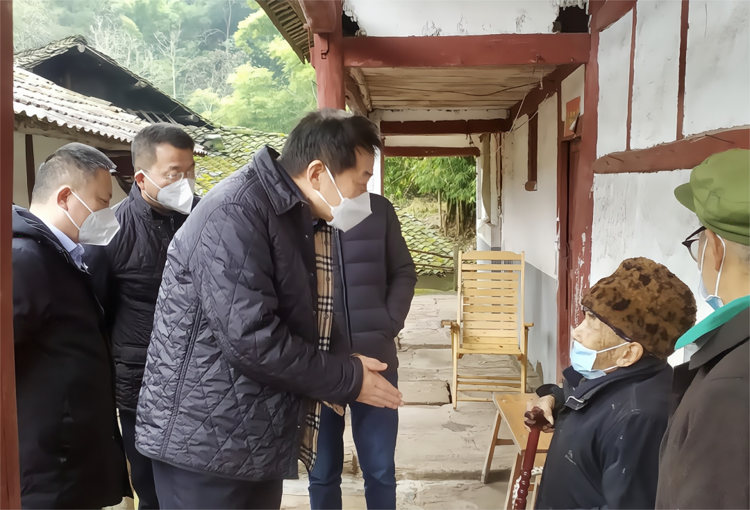 四川省皇家国际集团党委书记、董事长任丁率队赴嘉陵区开展帮扶事情