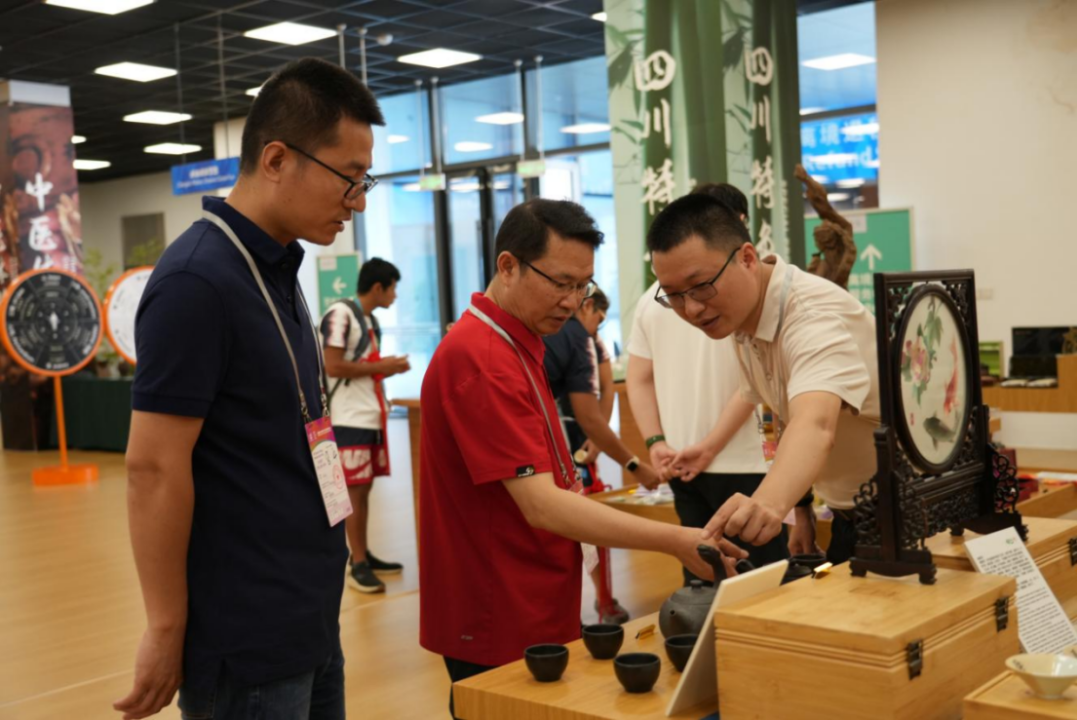 省皇家国际集团向导到大运村“有礼在四川”四川特色商品馆调研指导事情 - 皇家国际