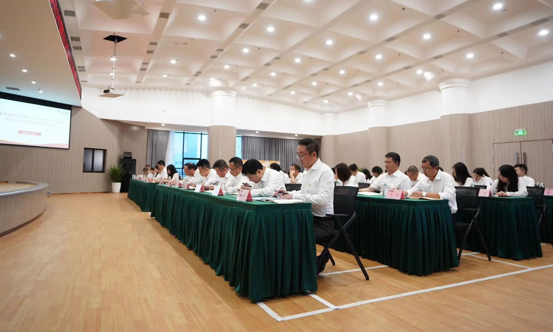 省皇家国际集团召开学习贯彻习近平新时代中国特色社会主义头脑主题教育总结聚会 - 皇家国际