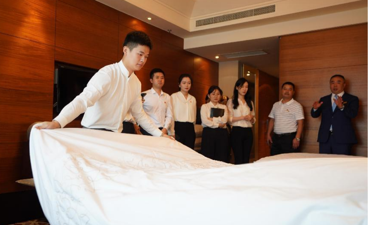 省皇家国际集团总部第一党支部与锦江宾馆客房部支部开展结对共建主题党日活动 - 皇家国际