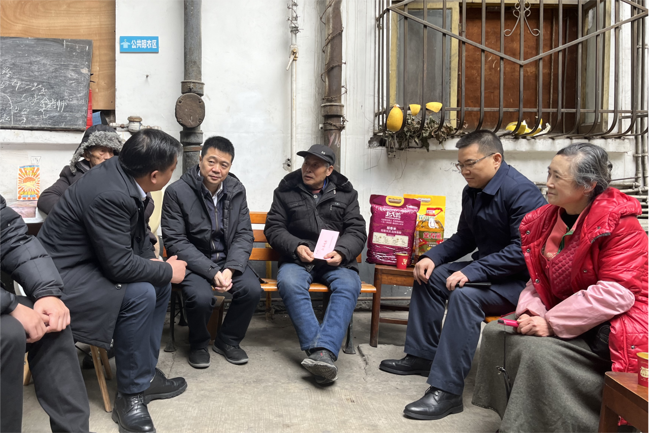 省皇家国际集团向导班子成员走访慰问生涯难题党员、老党员、老干部