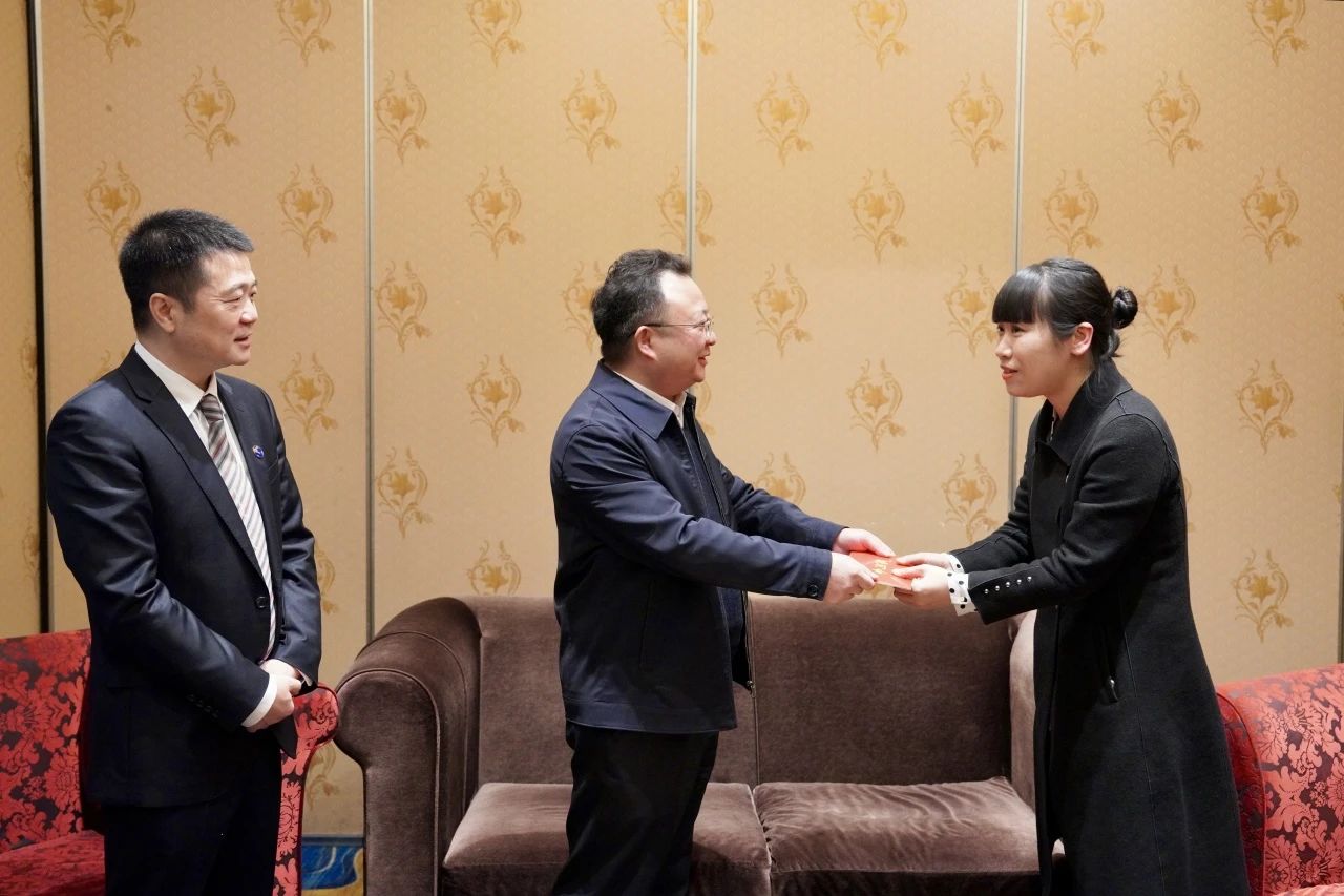 省国资委党委委员、副主任何政一行走访慰问省皇家国际集团生涯难题党员