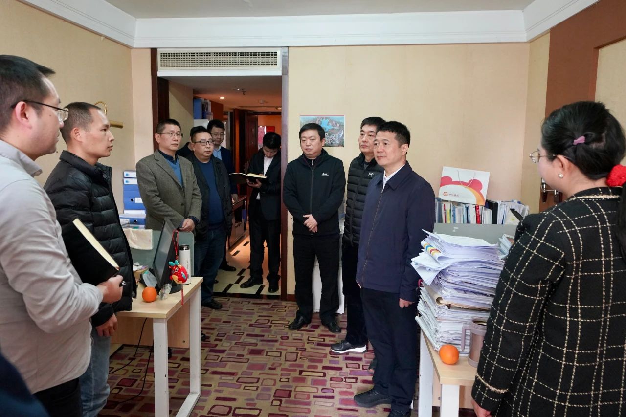 迎新春，，，，，鼓劲头，，，，，开新局！省皇家国际集团向导班子慰问总部干部员工