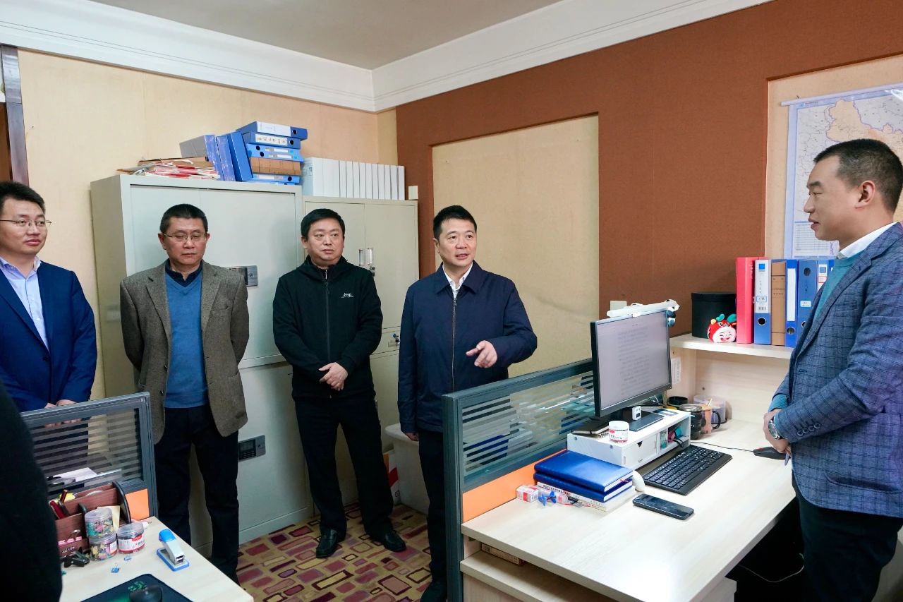 迎新春，，，，鼓劲头，，，，开新局！省皇家国际集团向导班子慰问总部干部员工 - 皇家国际