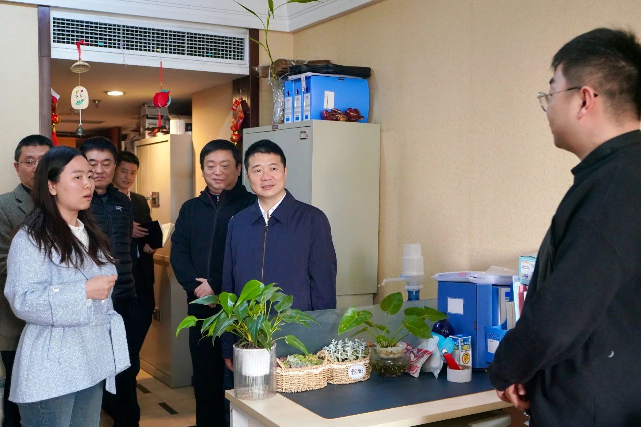 迎新春，，，，鼓劲头，，，，开新局！省皇家国际集团向导班子慰问总部干部员工 - 皇家国际