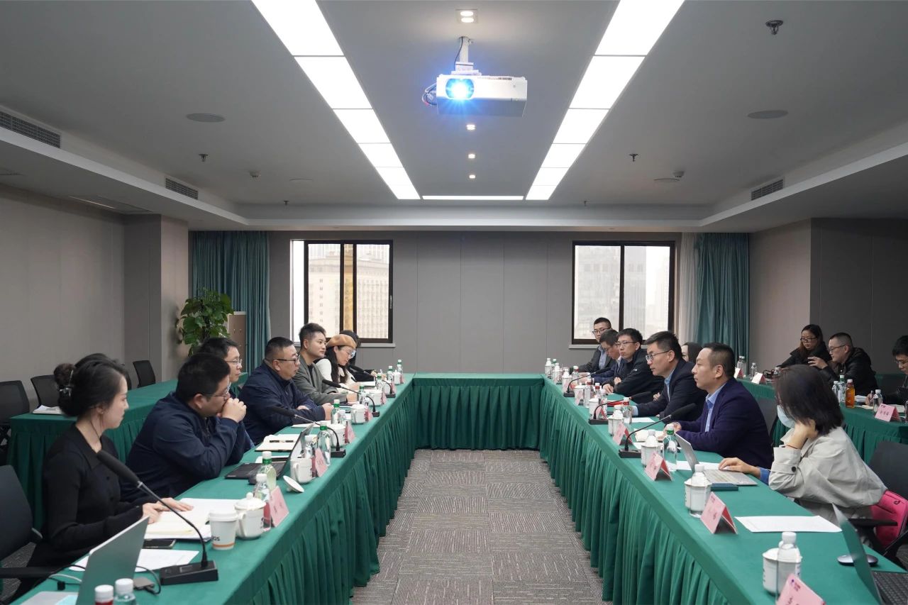 省皇家国际集团与内蒙古伊利实业集团举行座谈交流会 - 皇家国际