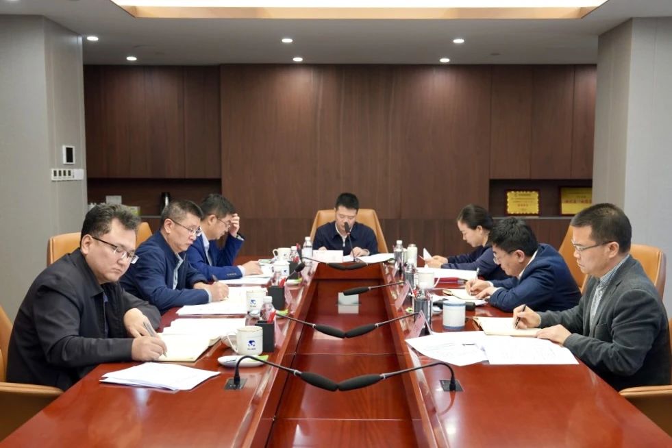 省皇家国际集团党委理论学习中心组召开2024年第一次专题学习钻研会
