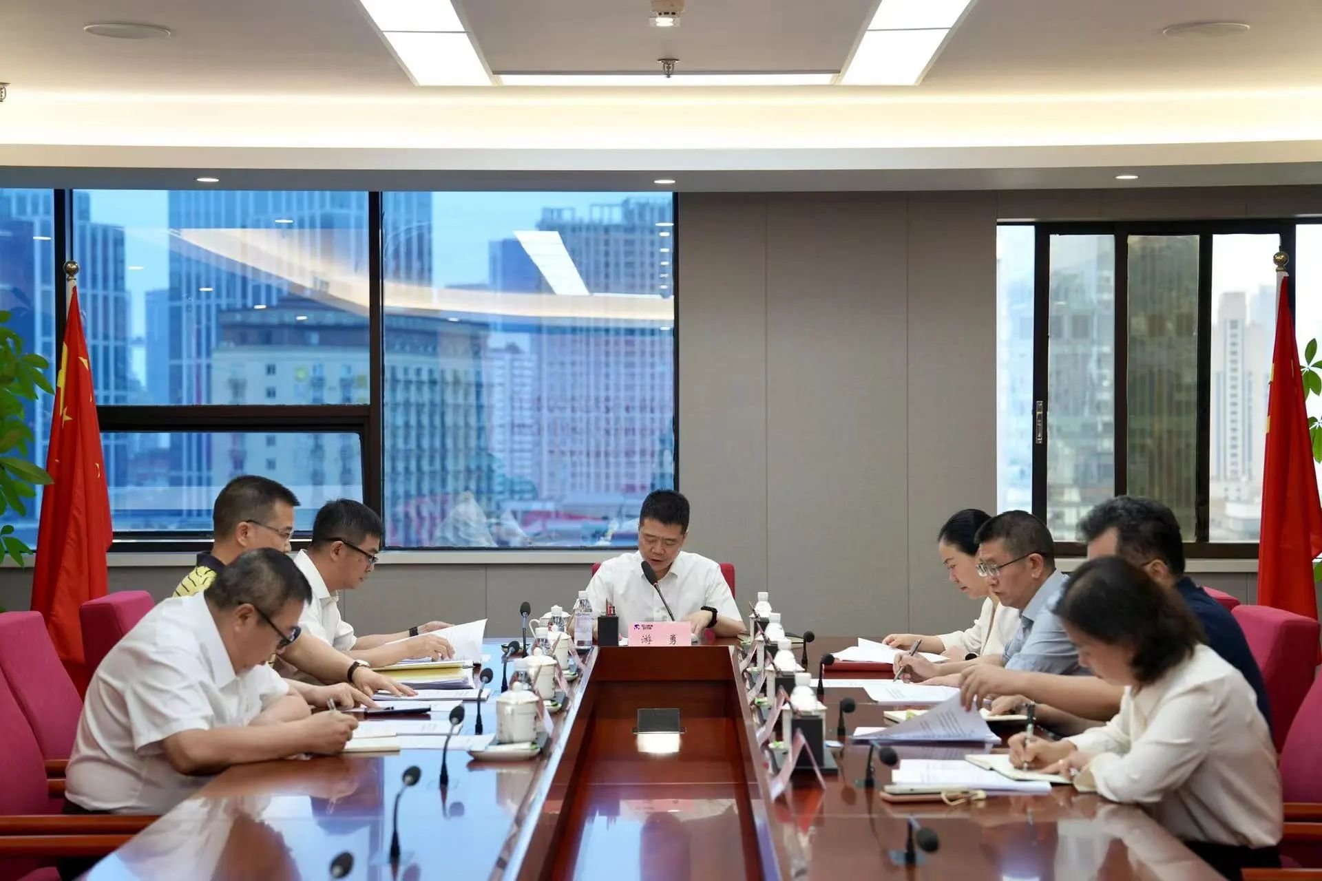 省皇家国际集团党委向导班子党纪学习教育专题学习钻研会暨党委理论学习中心组2024年第四次专题学习钻研会召开