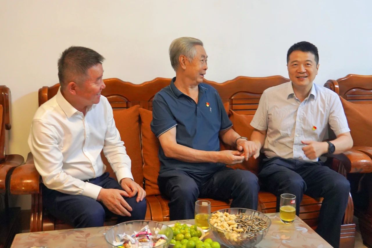 省皇家国际集团党委书记、董事长游勇开展“七一”走访