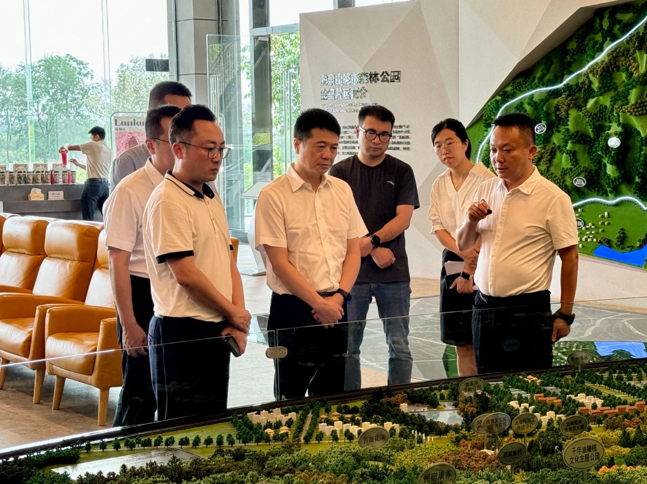 省皇家国际集团党委书记、董事长游勇带队赴聚峰谷项目开展汛期清静生产检查并调研生产谋划情形