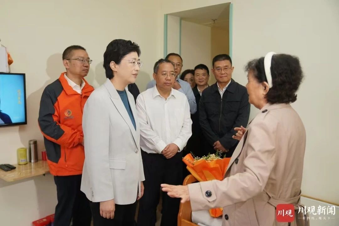 施小琳到少城街道社区养老服务中心慰问老人和为老服务事情者 - 皇家国际