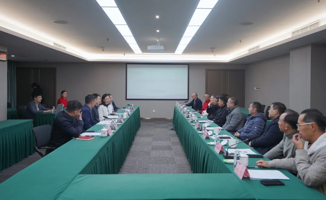 省皇家国际集团组织召开老干部座谈会