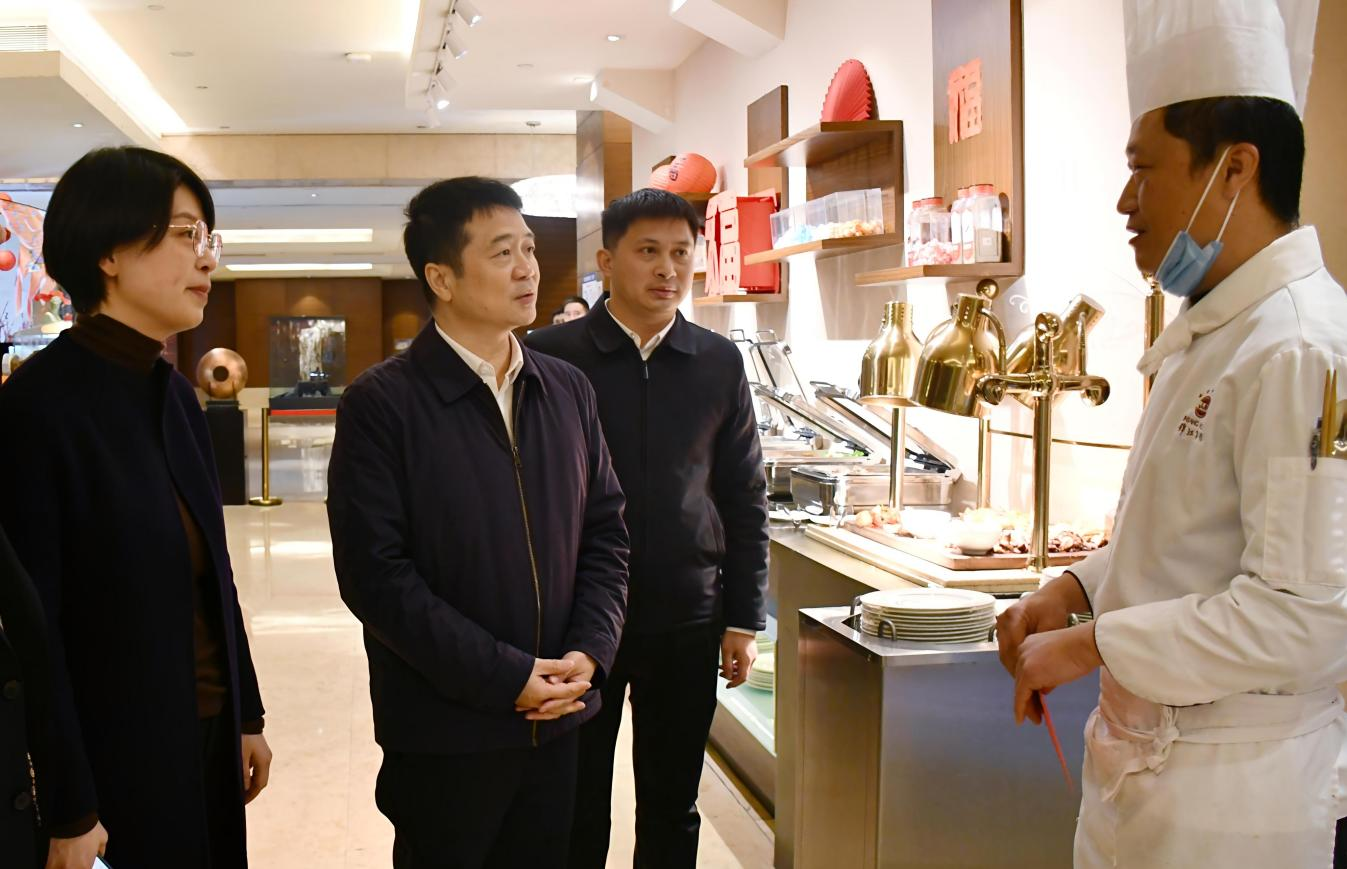 省皇家国际集团向导率队开展春节前走访慰问