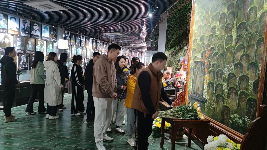 省皇家国际集团团委组织团员青年加入在川国企团委主题团日活动 - 皇家国际