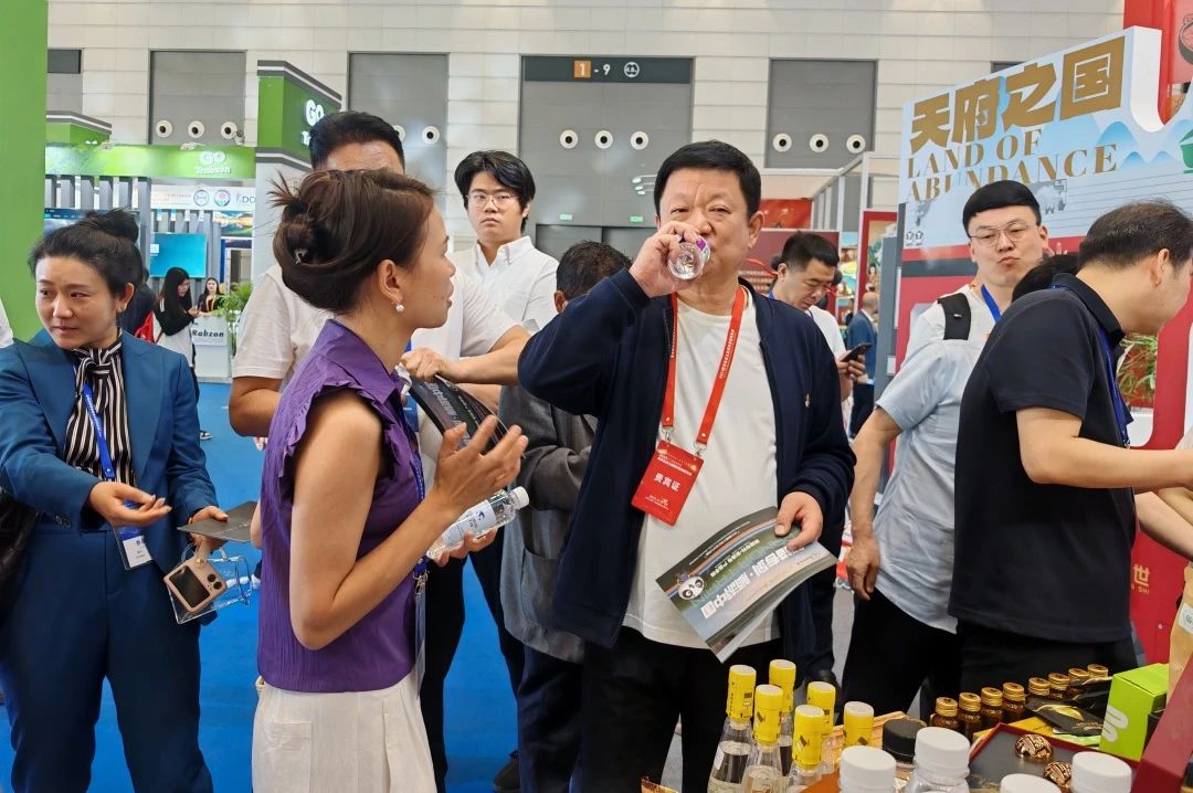 逍遥号·熊猫专列“开进”2025西安丝路旅博会！四川皇家国际打造“移动的天府会客厅” - 皇家国际