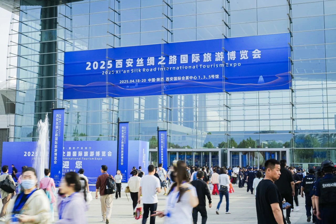 逍遥号·熊猫专列“开进”2025西安丝路旅博会！四川皇家国际打造“移动的天府会客厅”