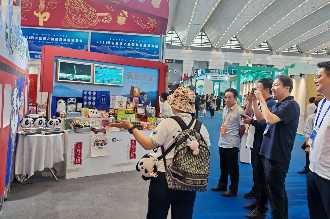 逍遥号·熊猫专列“开进”2025西安丝路旅博会！四川皇家国际打造“移动的天府会客厅” - 皇家国际