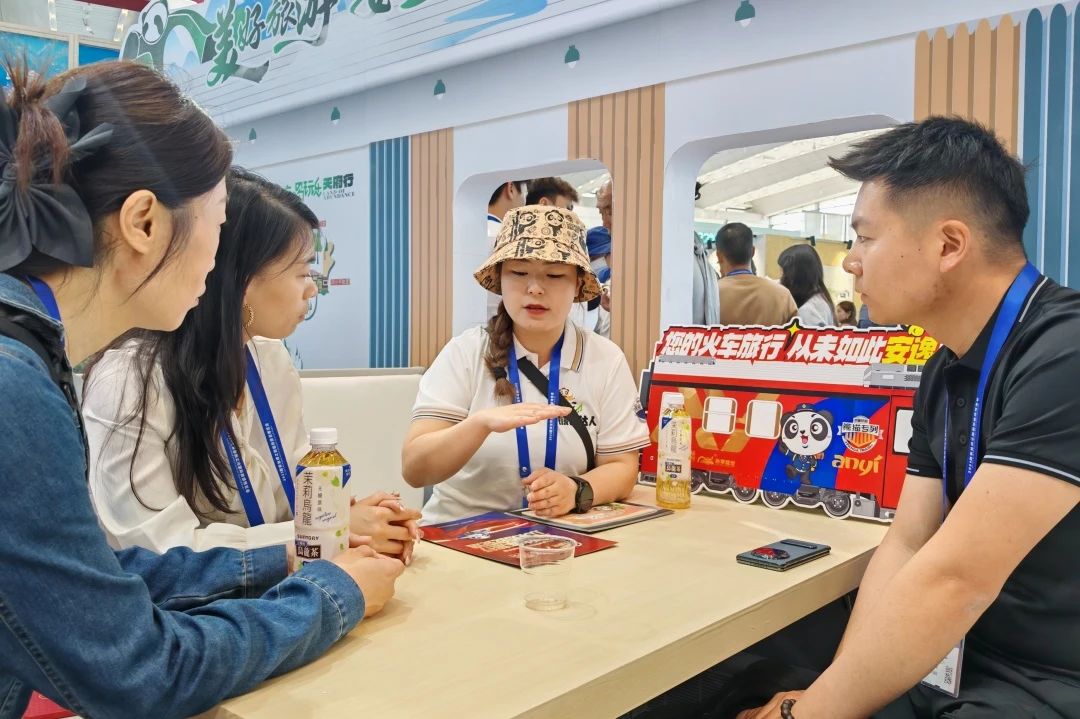 逍遥号·熊猫专列“开进”2025西安丝路旅博会！四川皇家国际打造“移动的天府会客厅” - 皇家国际