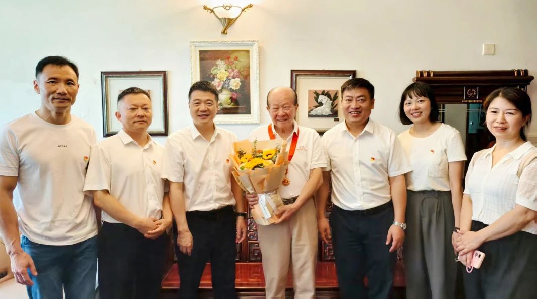 省皇家国际集团党委走访慰问老党员 揭晓“庆幸在党50周年”纪念章并送上节日问候 - 皇家国际